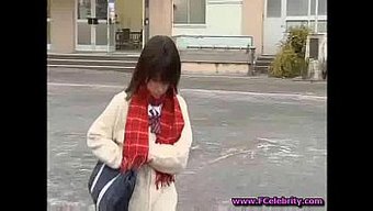 少女学生在热门视频中...