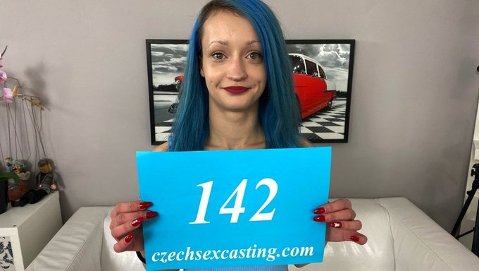 Olivia Ryder在瘦女孩视频中手淫和性交