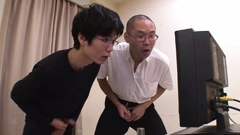棕色头发的业余爱好者...