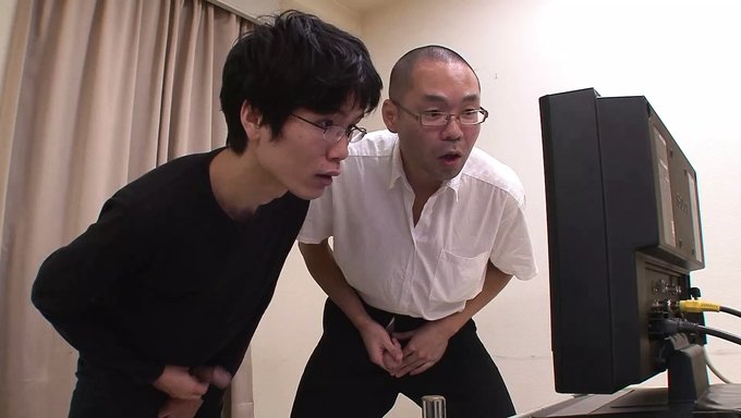 棕色头发的业余爱好者被陌生人用手指和内射刺激