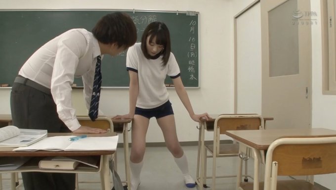 一个性感的日本宝贝在教室里给了一个惊人的口交