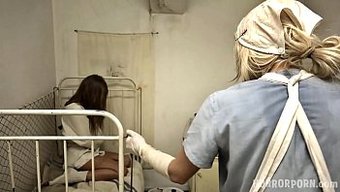 熟女金发女郎在恐怖色...