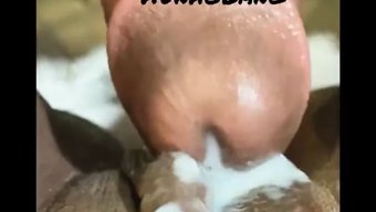 紧身黑色阴道被奶油般...