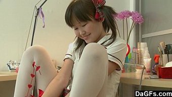 年轻的亚洲少女展示她...