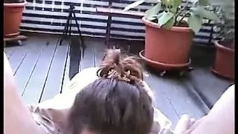 成熟业余女性在阳台上...