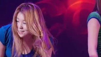美丽的韩国女孩带着性...