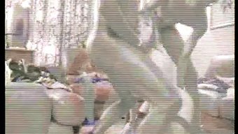 妻子维多利亚在热辣的...