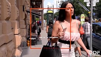 胸部丰满的棕发女郎s...