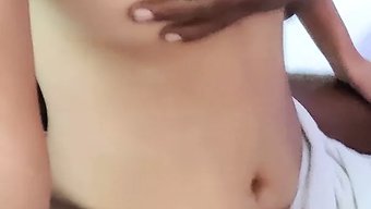 年轻情侣在宿舍房间里...