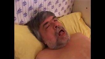 兴奋的成熟男人和年轻...