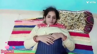 印度少女在牛仔姿势中...
