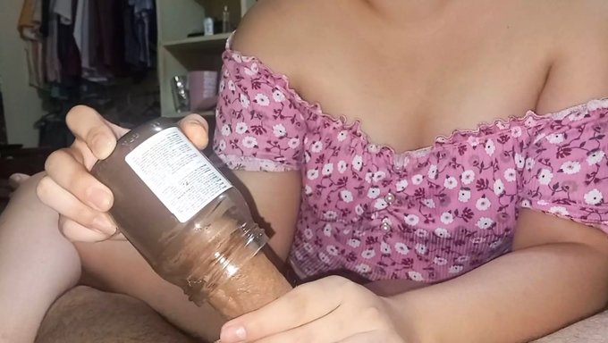 少女(18+)喜欢用新的刺激方式吃巧克力