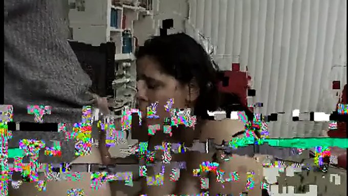 美国大胸部拉丁美女口交并被射精