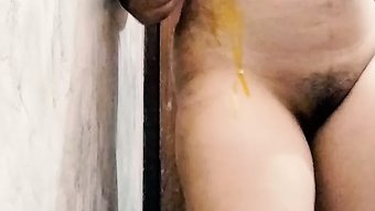 印度女孩在自制视频中...