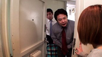 亚洲少女骑着假阳具和震动棒
