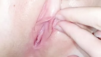 女人在牛仔姿势中使用...