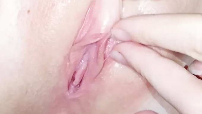 女人在牛仔姿势中使用性玩具的近距离视角
