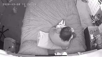 胸部丰满的荡妇沉迷于...