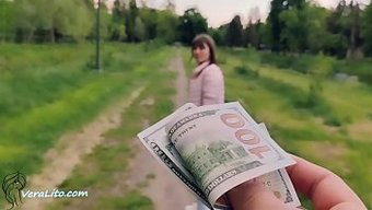 棕色头发的少女在户外...