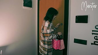 美丽的俄罗斯熟女给她...