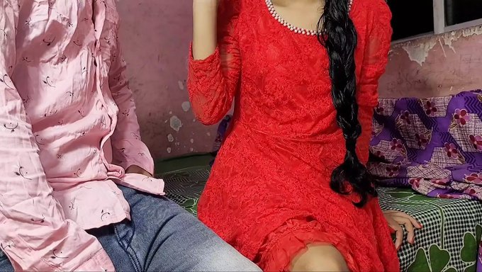 18岁的印度女孩穿着萨尔瓦西装,给了一个足交