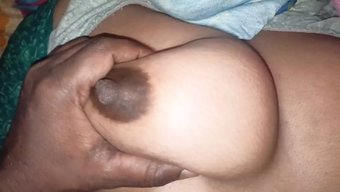 印度熟女从后面被舔和操