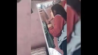 友好的拉丁美女在业余...
