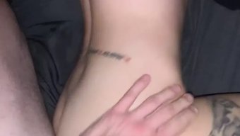 与纹身继妹的粗暴性爱...