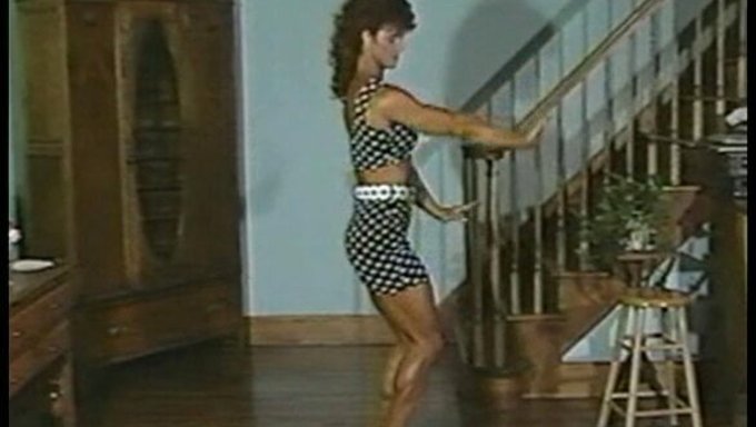 Joanne Mccartney穿着黑色和白色的两件式泳装,里面