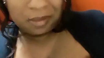 美国熟女拥有巨大的乳房
