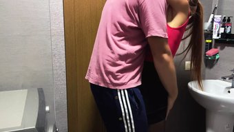 业余女友在狂欢中与另...