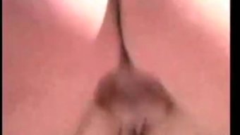 美丽的金发女郎在热天...