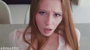 瘦小的继妹穿着紧身裙...