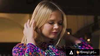 娇小的青春美少女co...