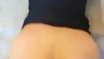 非洲男孩在独自远足视...