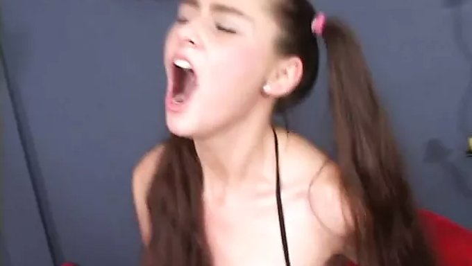 女同性恋保姆在沙发上沉迷于性玩具