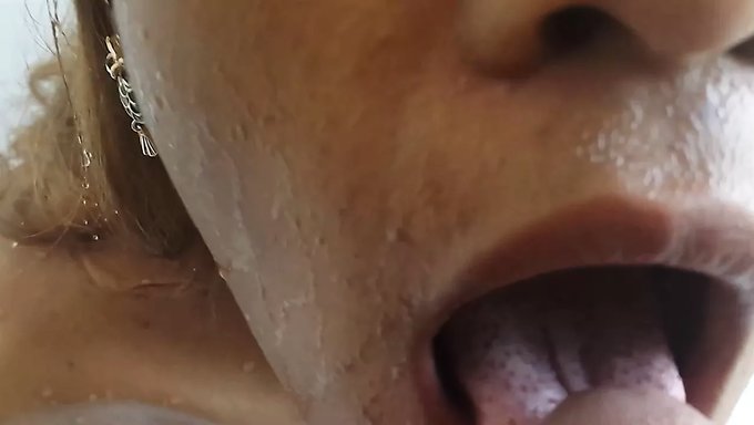 Selena是一个年轻女人,她一边喝着尿一边微笑 - 第一部分