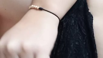 大奶宝贝穿着丝袜自慰