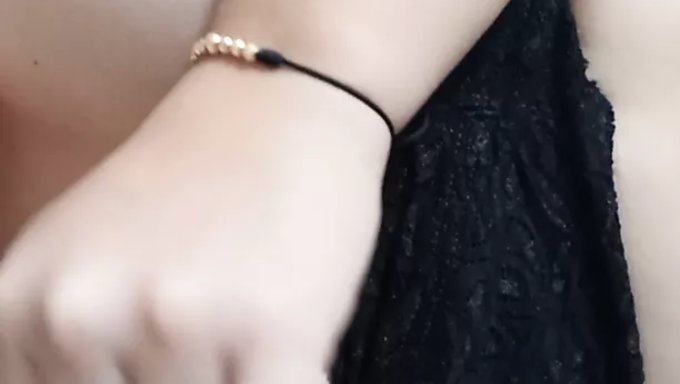 大奶宝贝穿着丝袜自慰