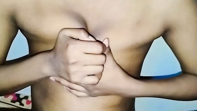 大胸部和黑人少女(18+)在自制视频中与男友做爱