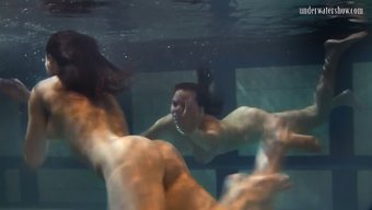 俄罗斯宝贝在水下沉迷...