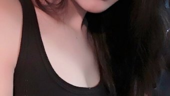 穿着内衣的亚洲少女在...