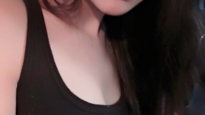 穿着内衣的亚洲少女在高清视频中脱衣并挑逗