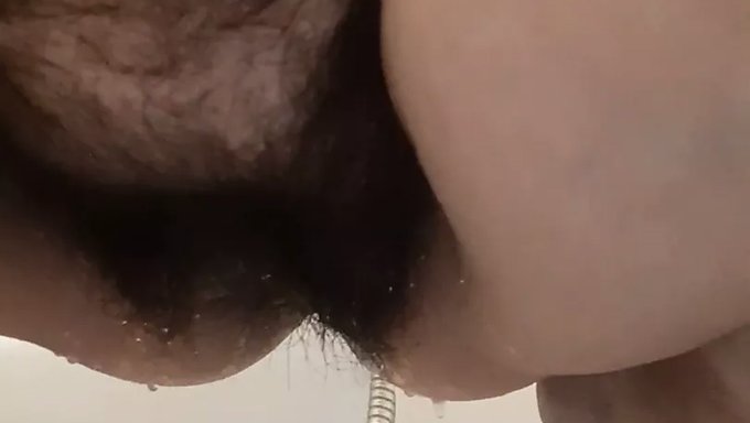 拉丁裔熟女和少女分享淋浴和一些阴茎