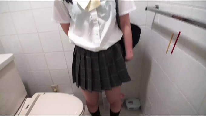 Cosplay中艾樱令人垂涎的口交和口爆