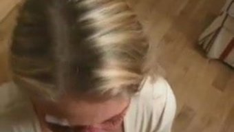 欧洲年轻女子在摄像机前口交