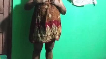 熟女从后面和她的房东...