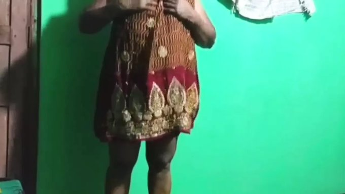 熟女从后面和她的房东热情做爱