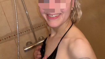 穿着比基尼的金发女郎...