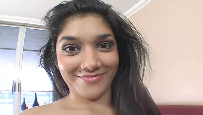 英国女孩leah Jaye,拥有大自然的胸部,在美国的第一次试镜结束时被操
